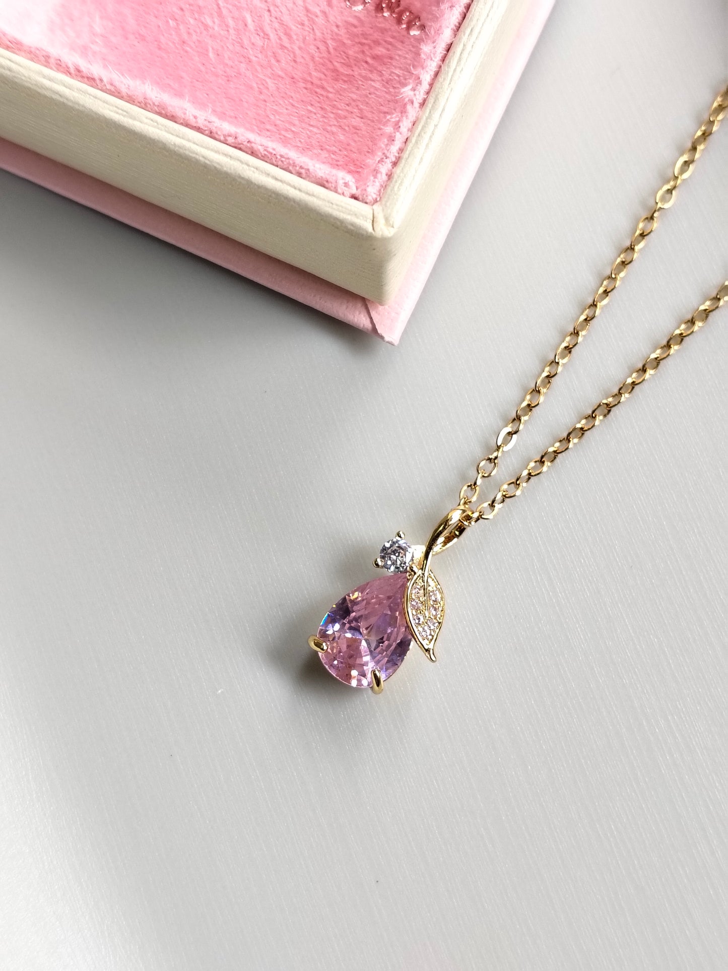 Rose Feuille Necklace