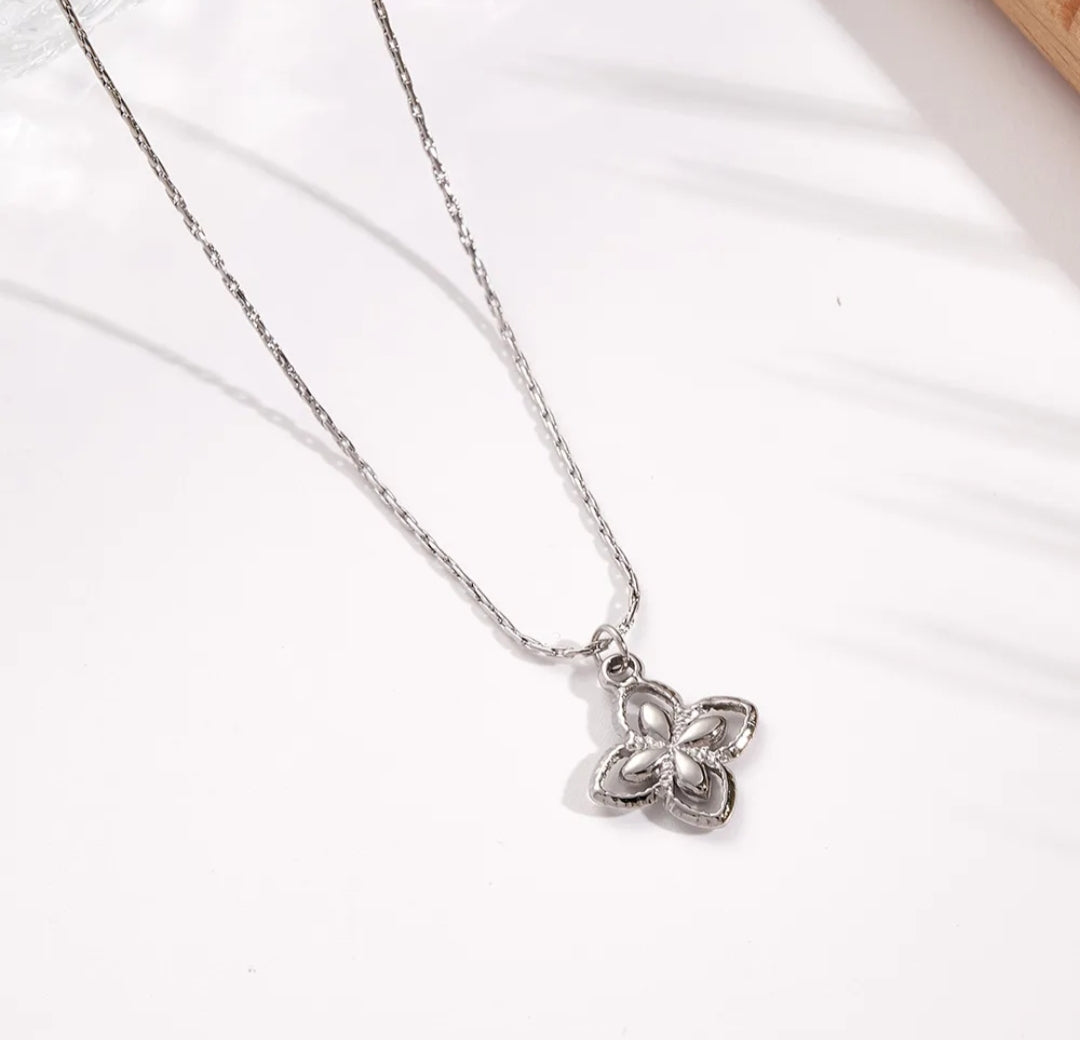 Four Wings clover necklace