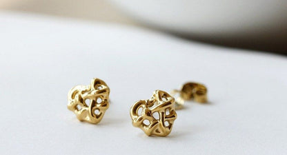 Heart waffle stud earrings